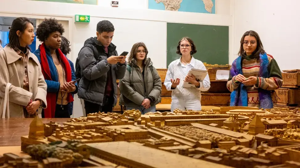 Journée européenne du patrimoine universitaire 2023, visite de l'Institut d'Art et d'Archéologie Michelet par les étudiants du master Patrimoine et musées